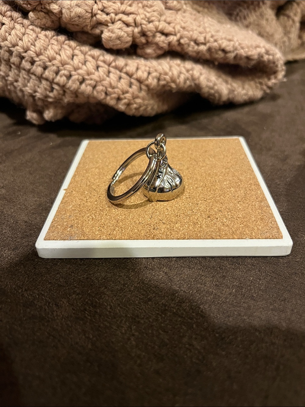Silver Kiss Keyring Key Holder - Picture 2 of 3